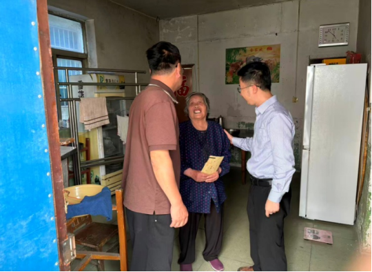 丹阳农商银行荆林支行开展重阳节慰问活动